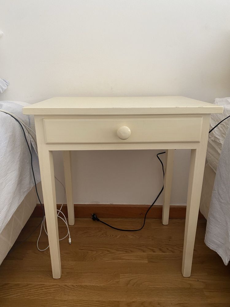 Mesa de cabeceira branca/creme