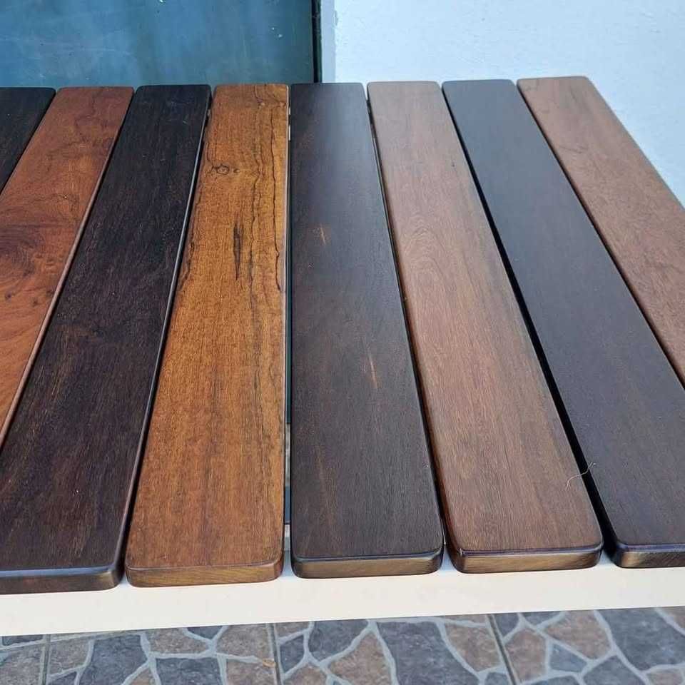 Mesa com duas cadeiras