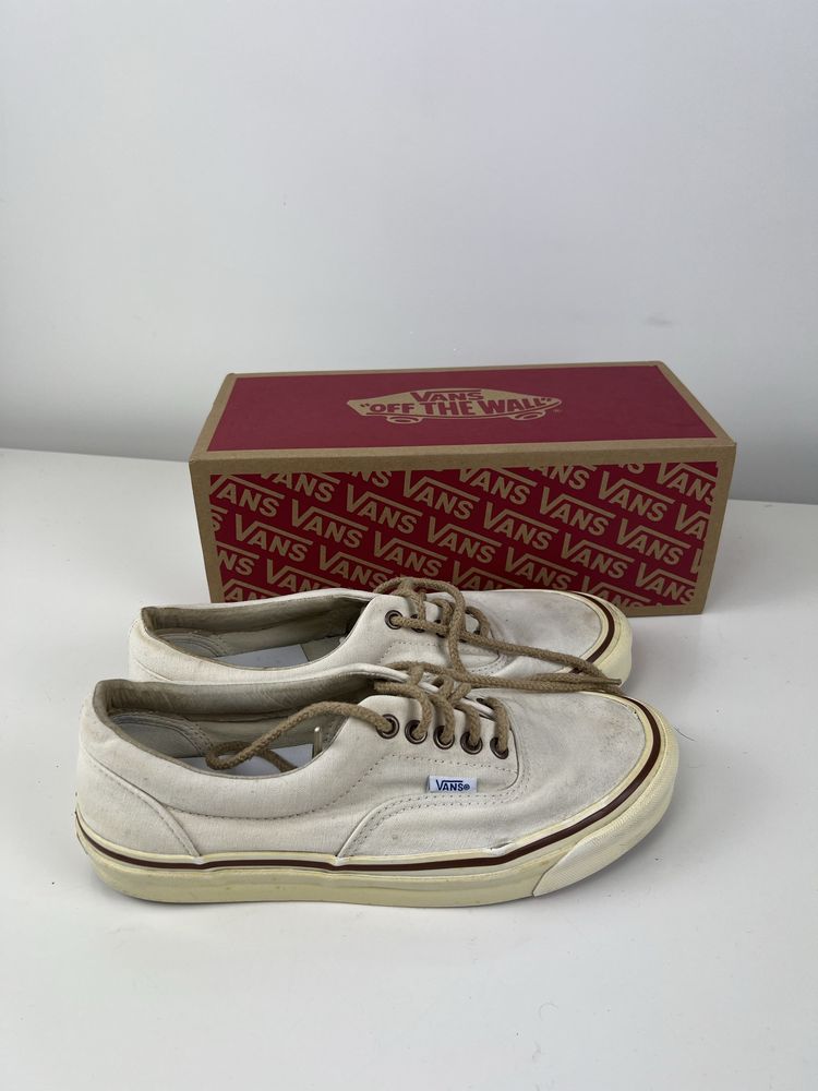 Vans brancas em caixa