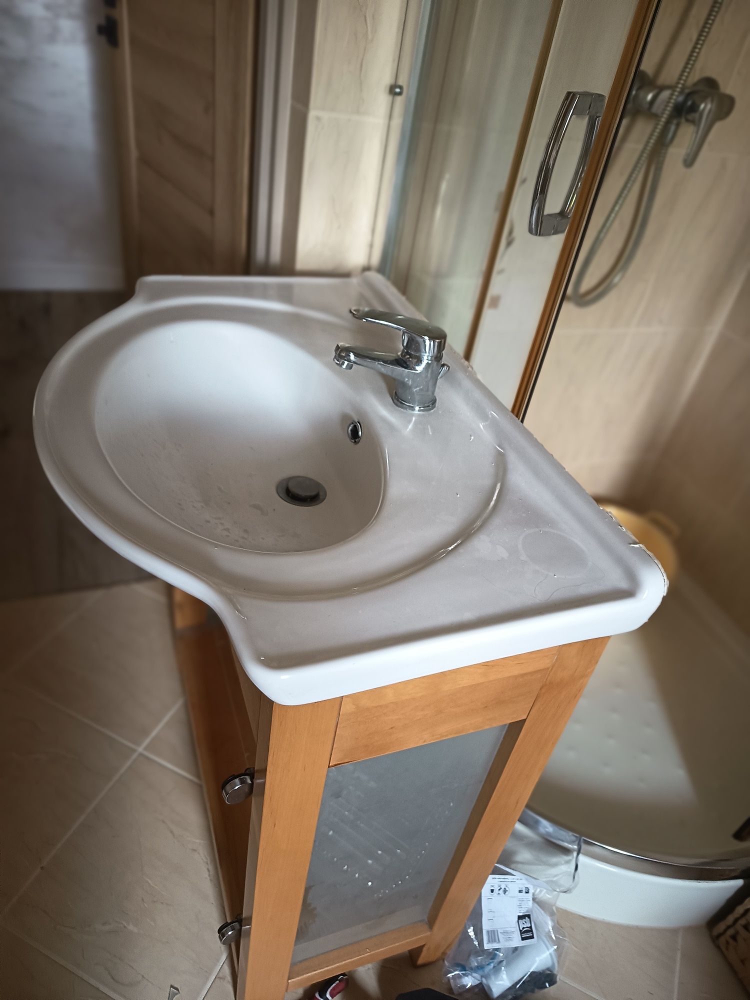 Sprzedam szafkę z umywalką i baterią do łazienki