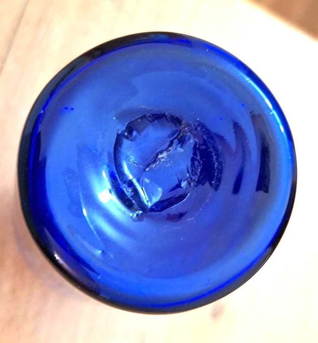 Frasco de farmácia antigo em vidro azul cobalto