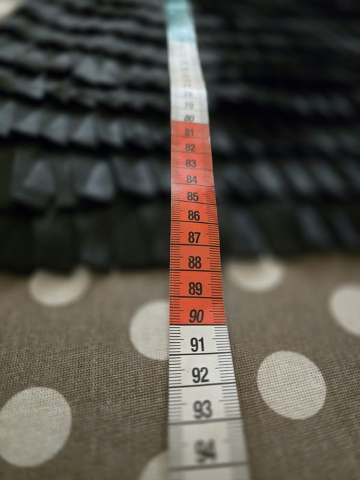 Mała czarna sukienka krotka bez rękawów ze zdobiony przód Beauty