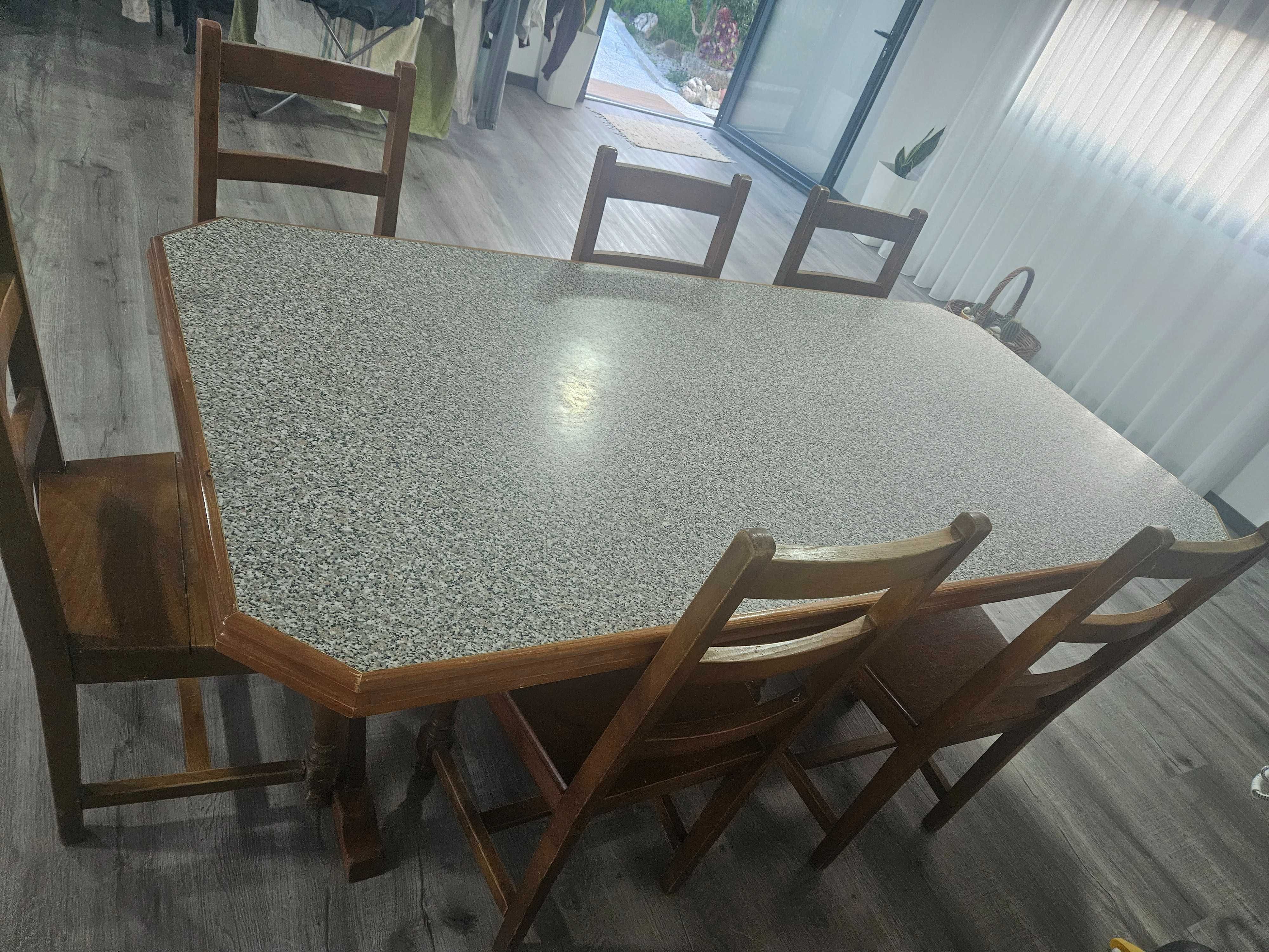 Mesa de madeira e tampo em mármore