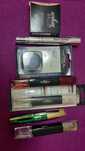 Varios produtos de beleza feminina