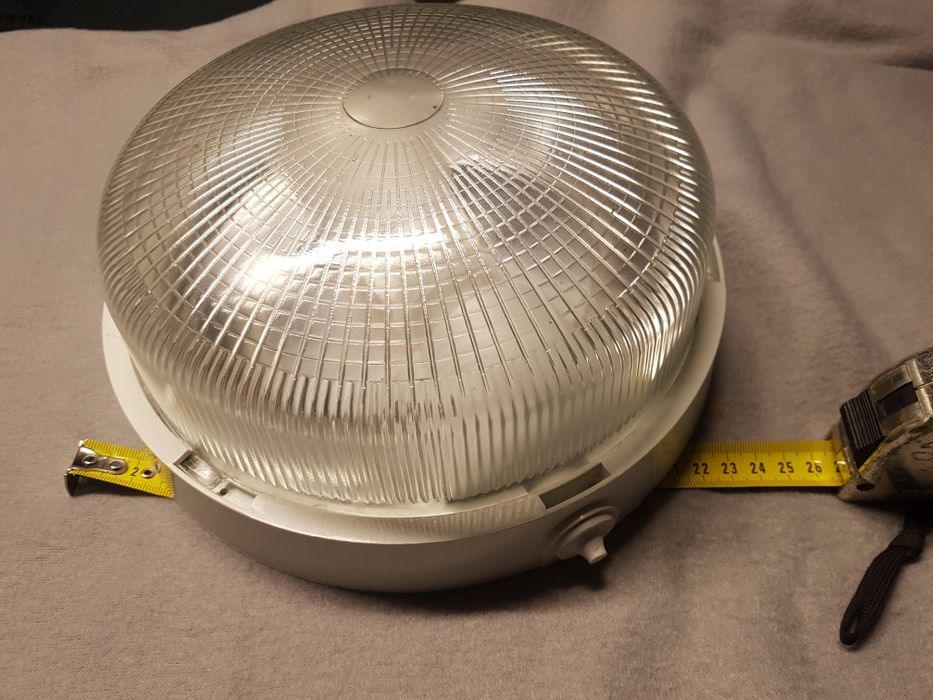 Candeeiro teto  novo
Armaduras com lampadas
vendo 
Para desocup