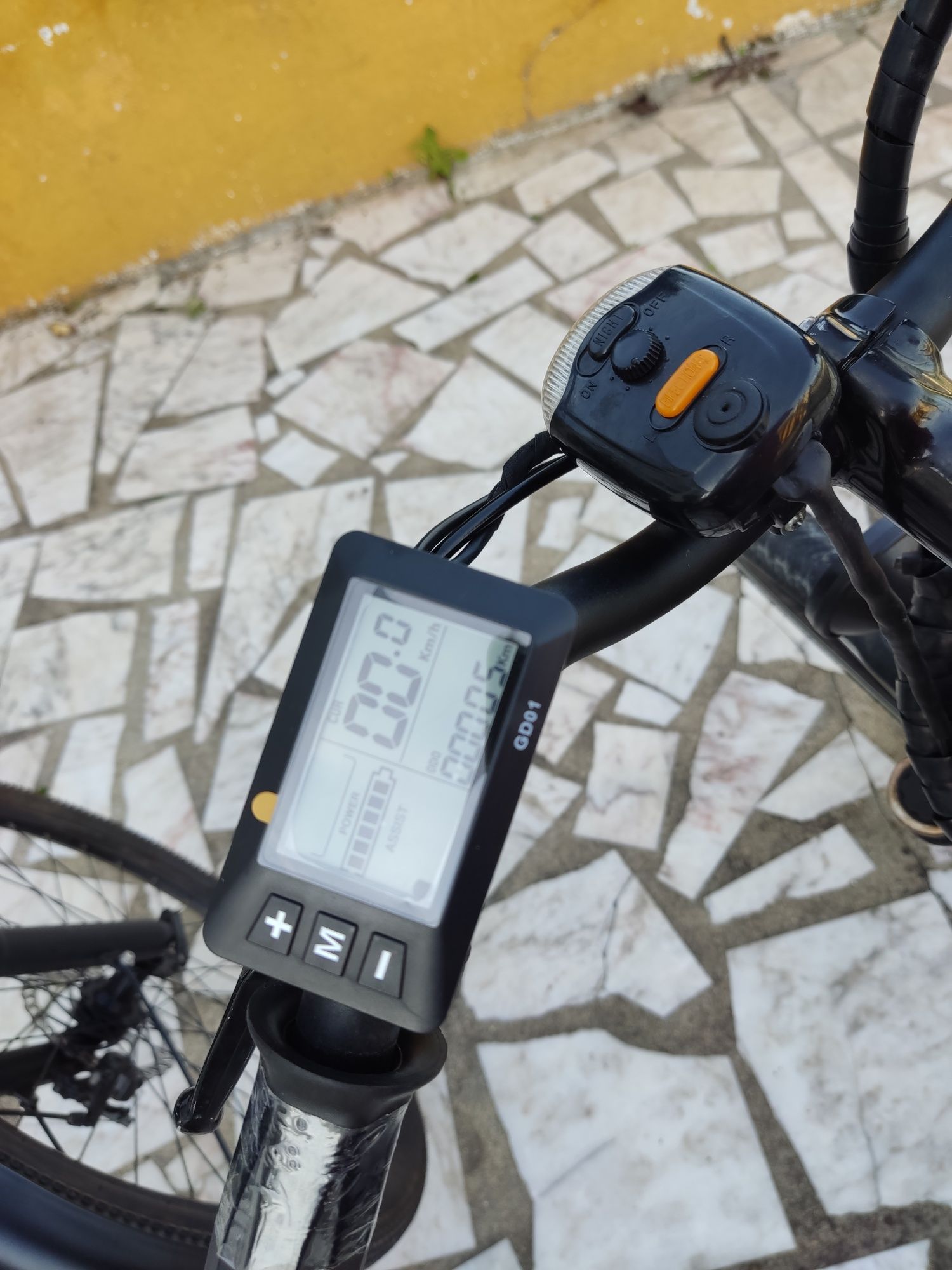 Vendo bicicleta elétrica tenho 2 pode escolher. Com novas  ver km viso