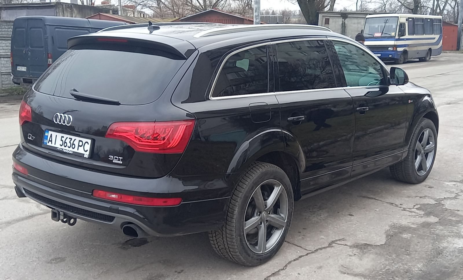 Продам Audi Q7 на полном боевом ходу в идеальном состоянии