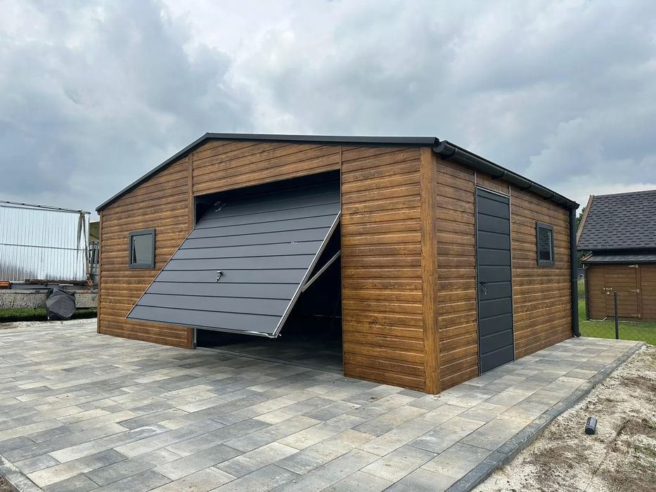 Garaż jednostanowiskowy 7x5 m - Dach dwuspadowy, Brama uchylna, Drewno