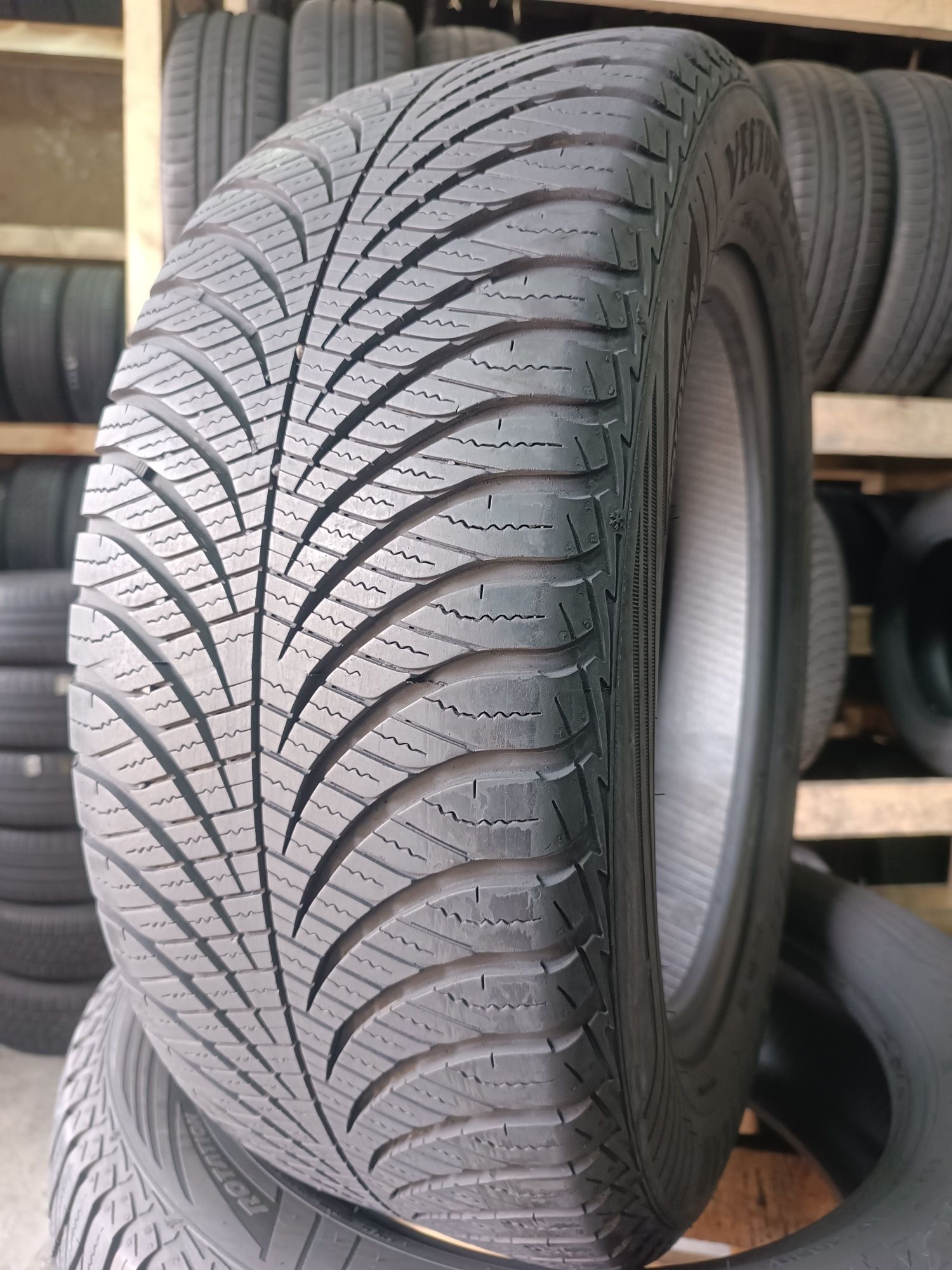 Всесезонні шини GOODYEAR 235/55 R17 резина Р17