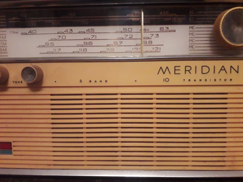 Радиоприемник MERIDIAN в исправном состоянии - в центре.