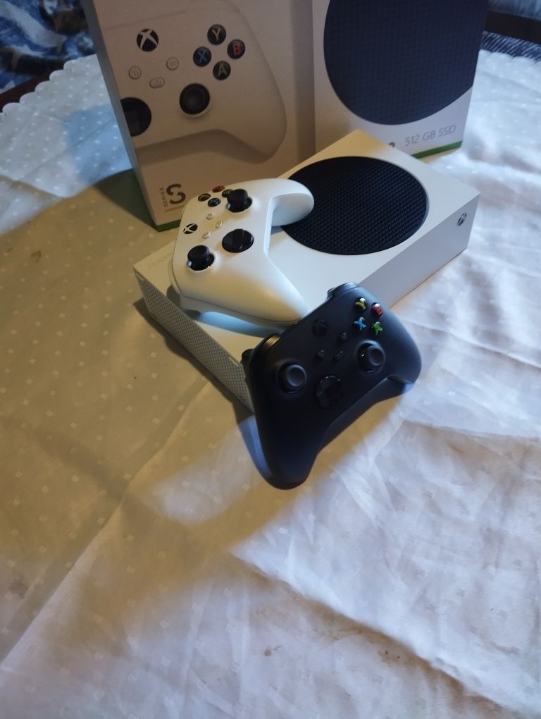 Sprzedam Xbox series s z dwoma padami