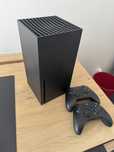 Xbox Series X + 2 pady – stan bardzo dobry