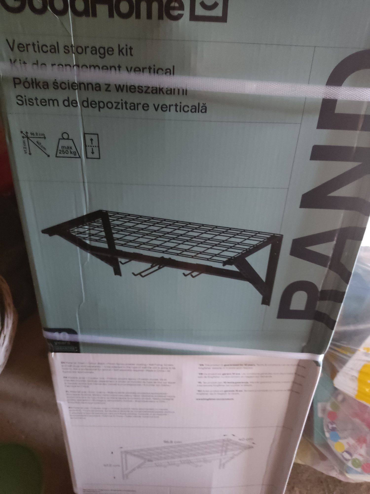 Półka ścienna z wieszakami