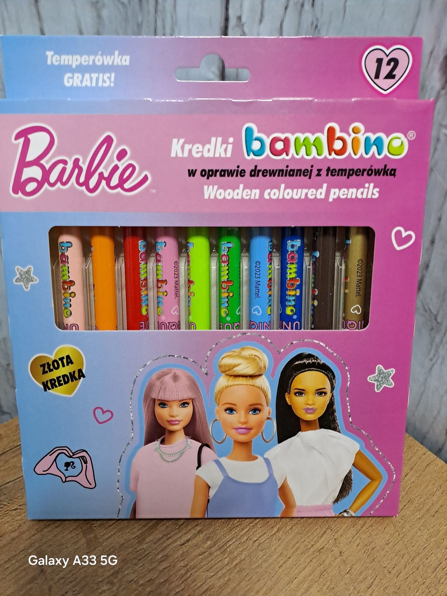 Kredki bambino Barbie w oprawie drewnianej z temperówką.