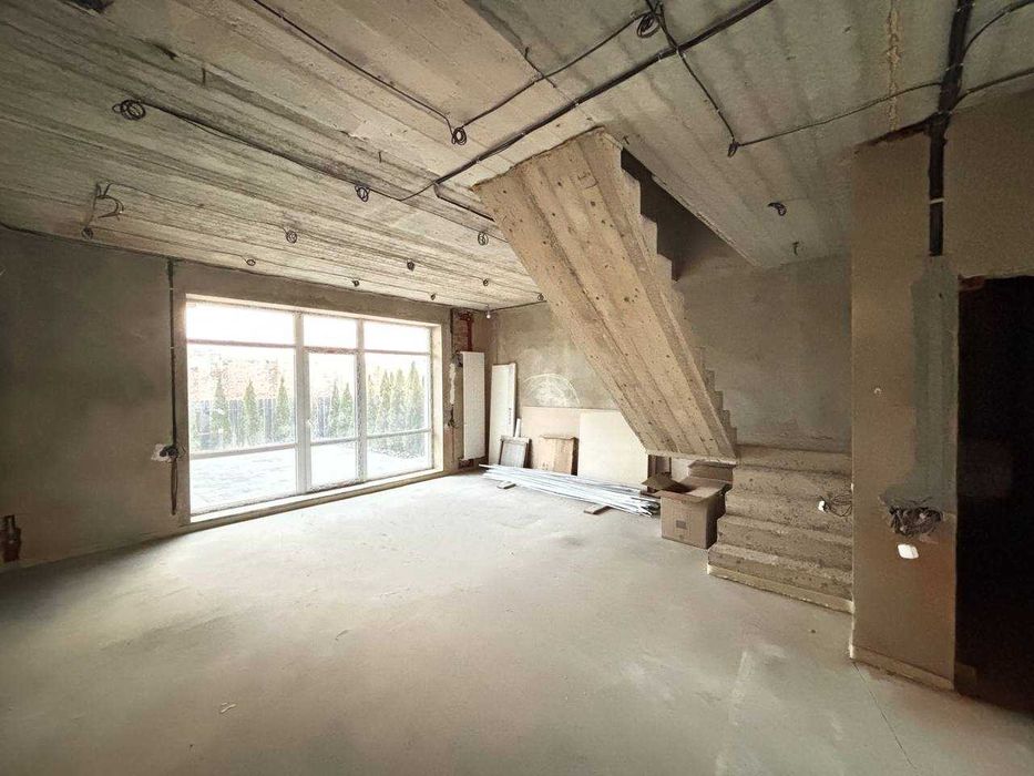 Продається будинок (таунхаус) з частковим ремонтом/ЗАКРИТЕ МІСТЕЧКО