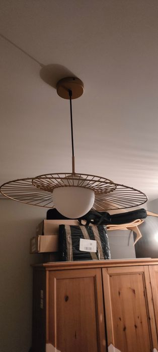 Złota lampa italux sarah druciana ciekawe światło