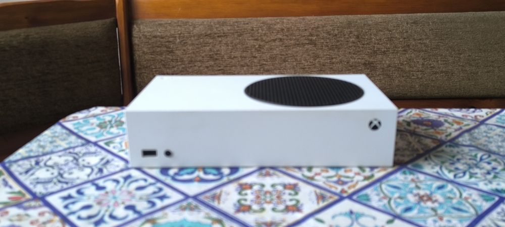 Xbox Series S z pudełkiem (lekko uszkodzonym)