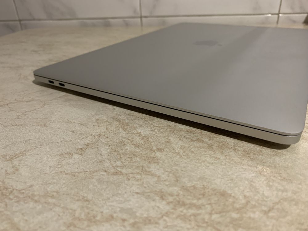 Macbook Pro 15, Touch Bar, 16/256, 2018г