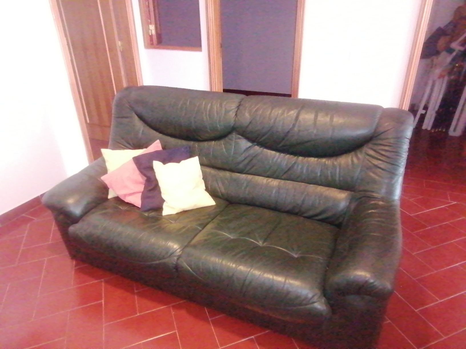 Mesa de sala c/6 cadeiras e sofás em pele