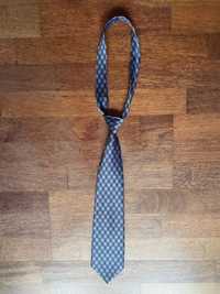 Krawat w kolorach szarości