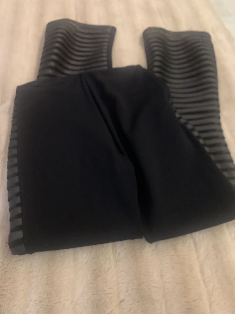 Calças de lycra com ecopele