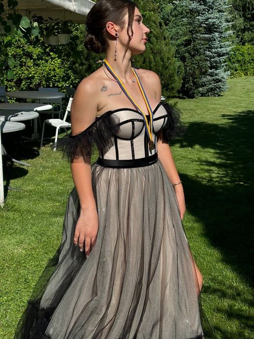 Неймовірна вечірня сукня