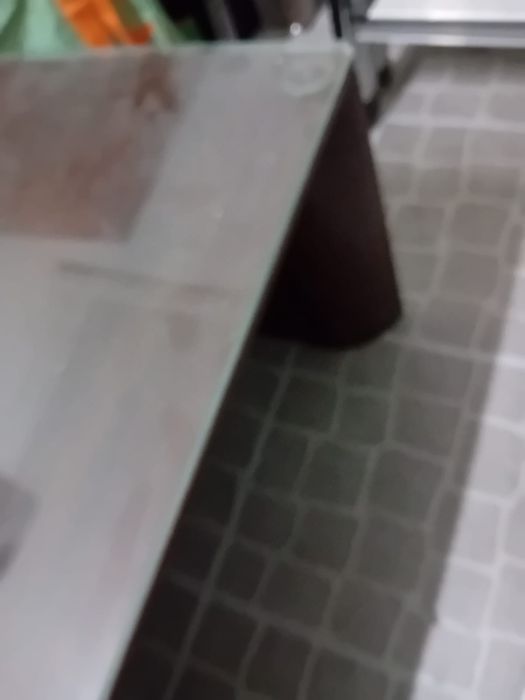 Mesa centro com tampo em vidro.