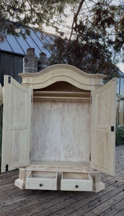 Rustykalna szafa , bogato zdobiona szafa