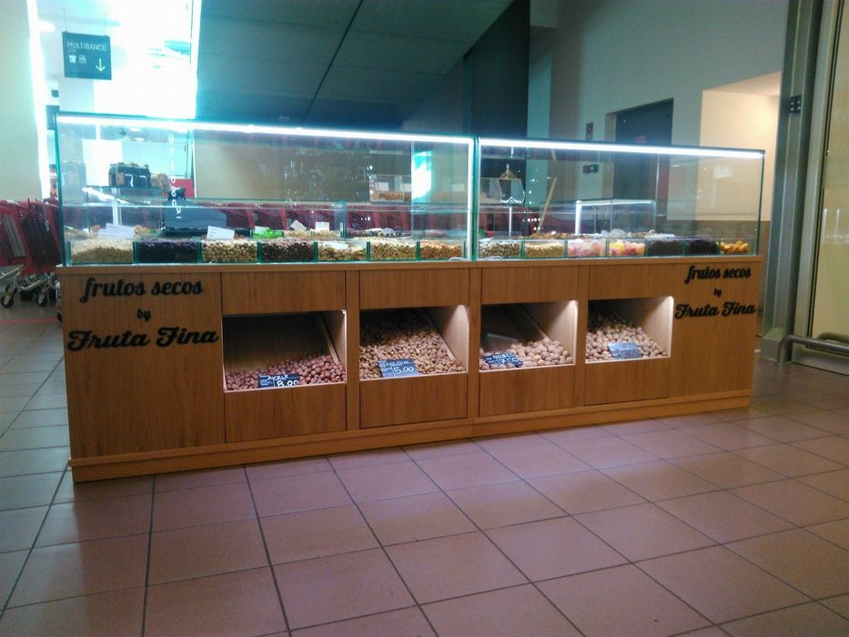 Montra com vitrines como está na foto