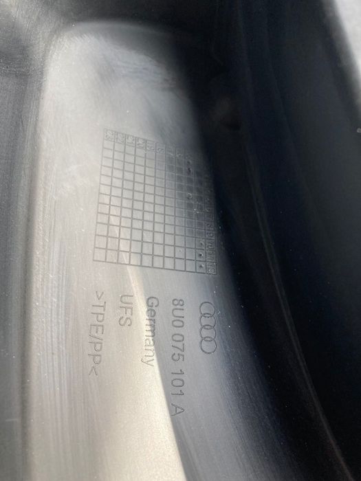 Audi Q3 2015-2018 Бризговики оригінал 4шт 8U0075111A 8U0075101A Рест