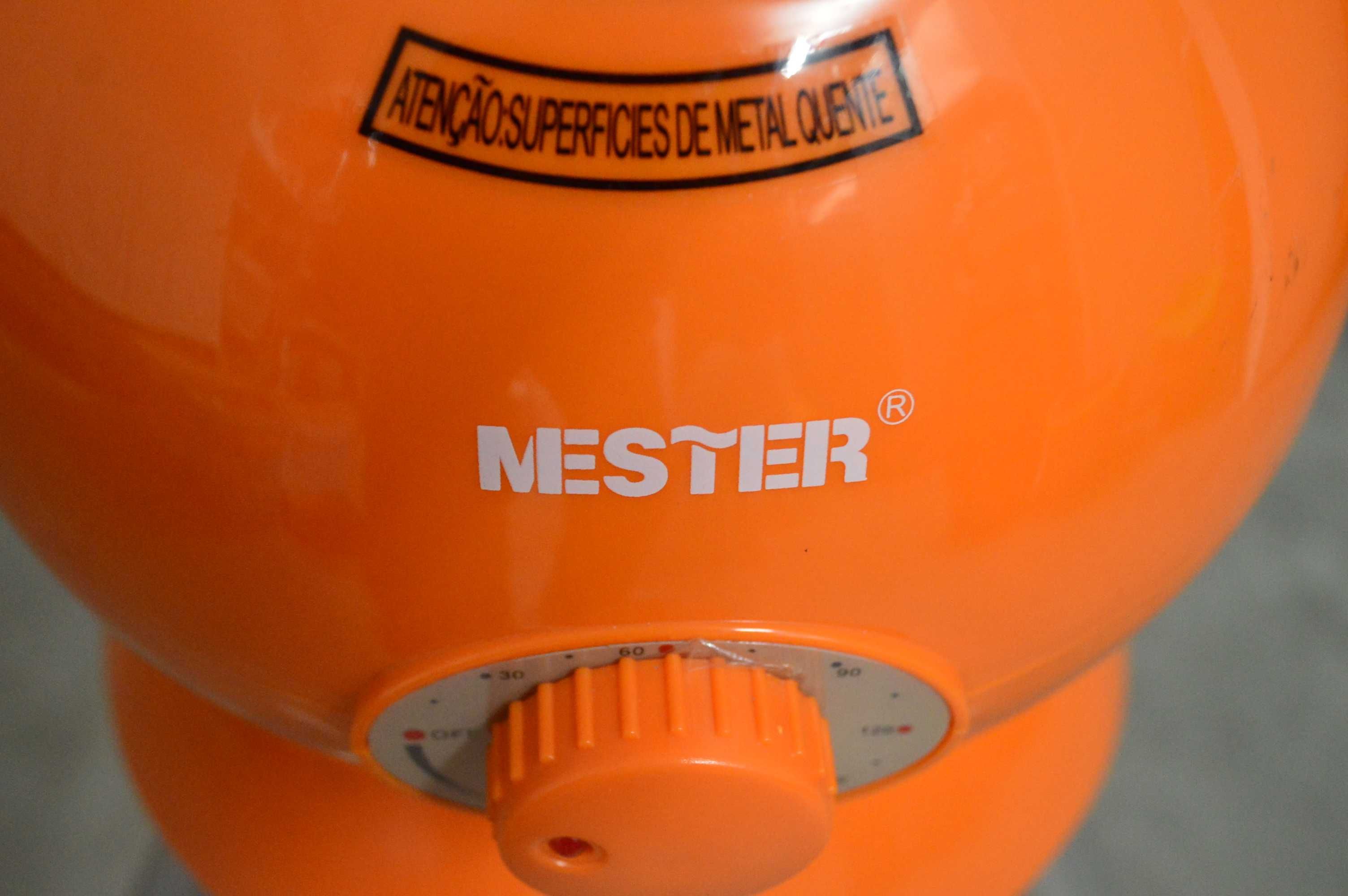 Secador de roupa elétrico e portátil, com potência de 900 W.