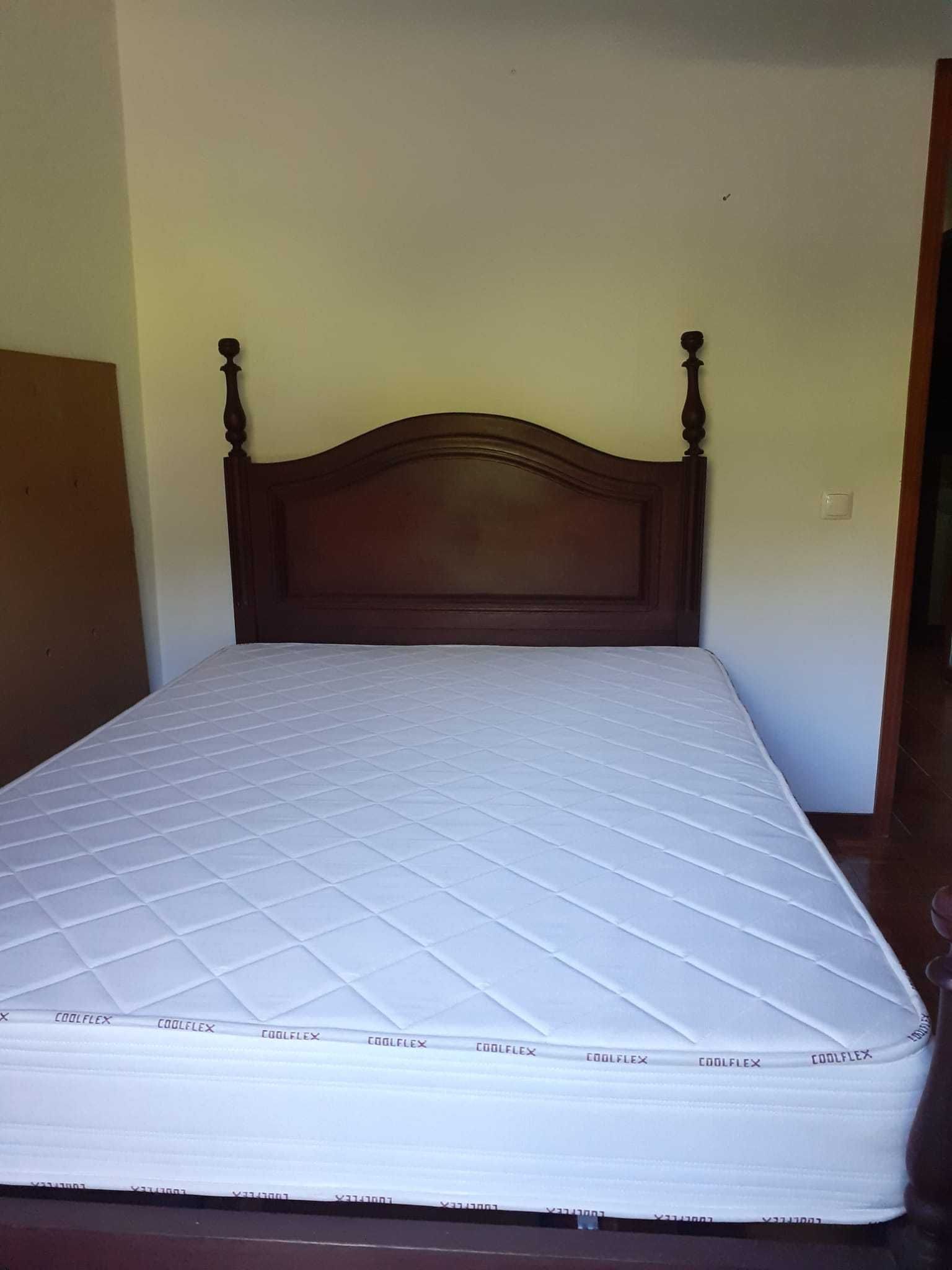 Cama de Corpo e Meio em Madeira Escura