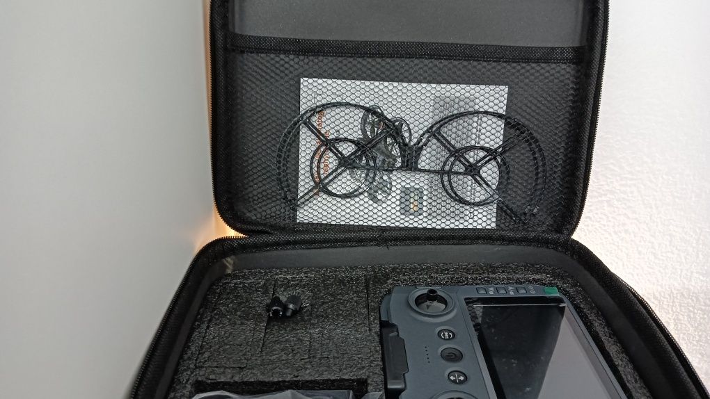 Drone e controle com ecra