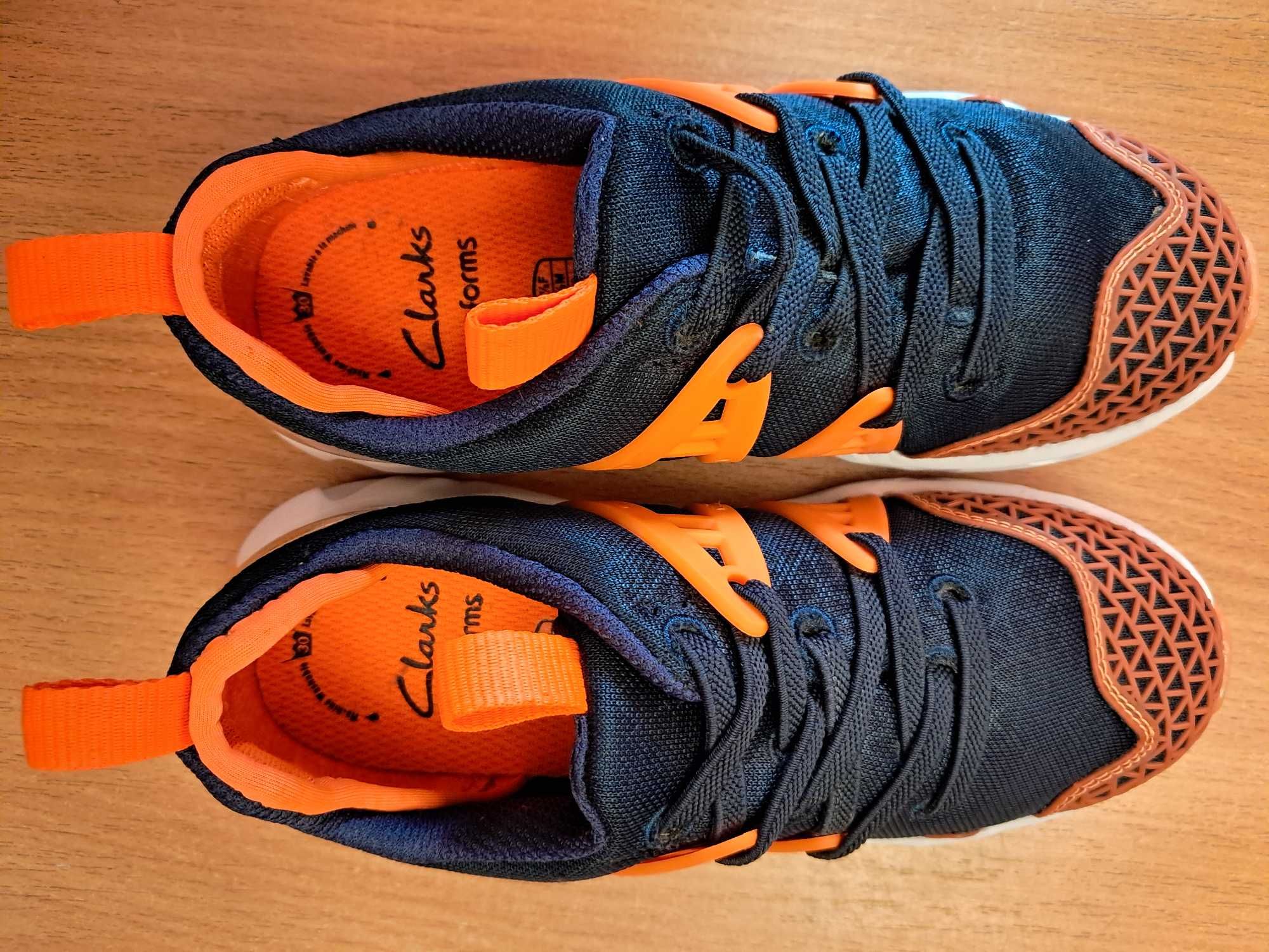 Детские Кроссовки Clarks  оригинал размер  29 СТЕЛЬКА 19. см