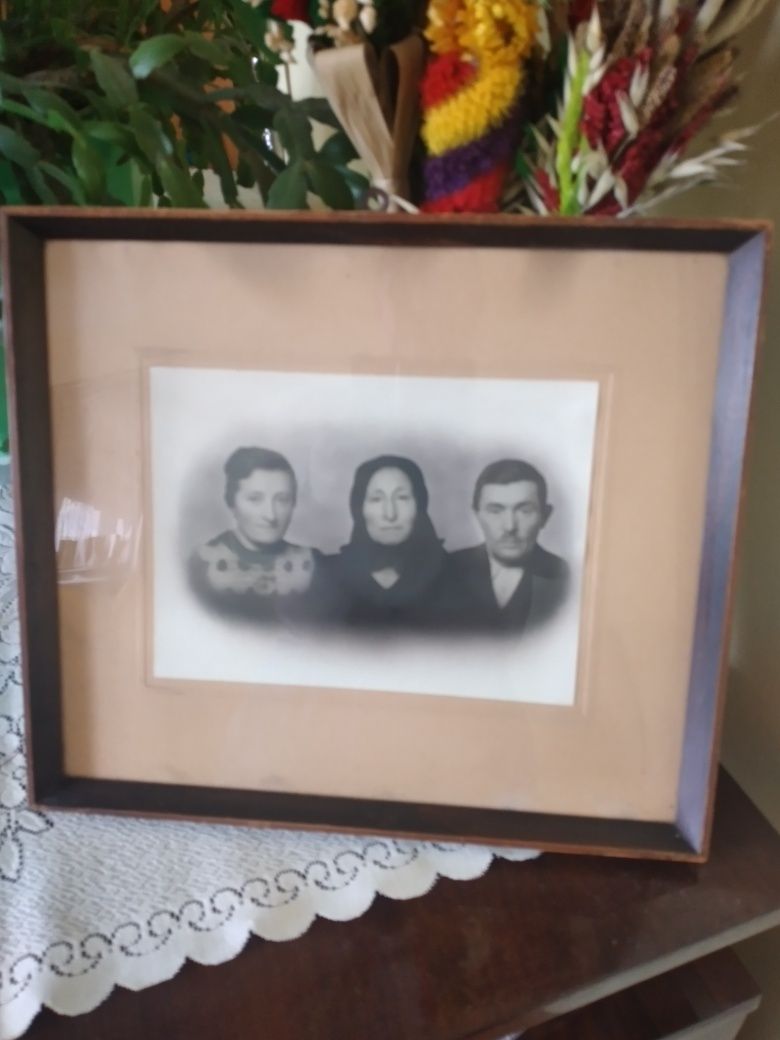 Stare przedwojenne zdjęcie w drewnianej ramie.