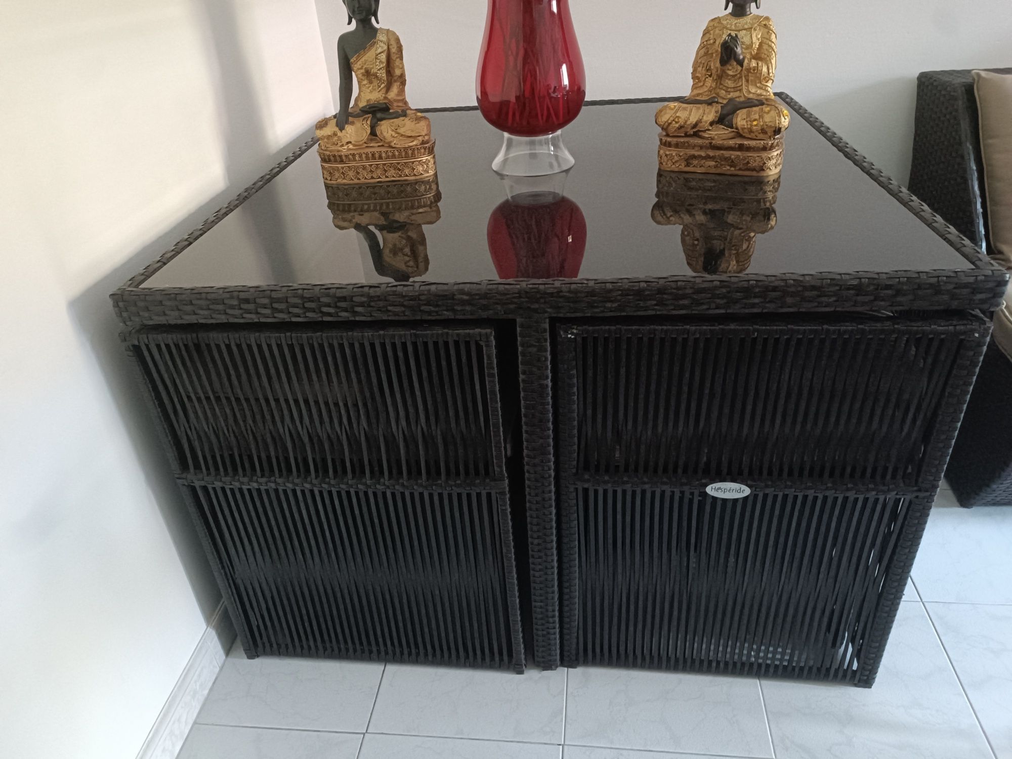 Mesa com cadeiras e bancos