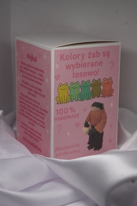 blindbox żabka brelok ala knitted frog w ubranku