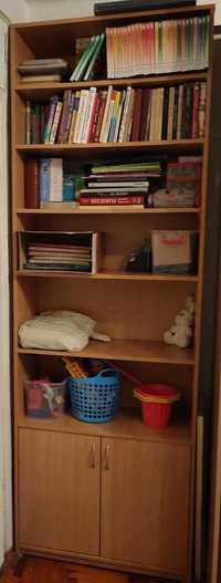 Книжный шкаф в хорошем состоянии