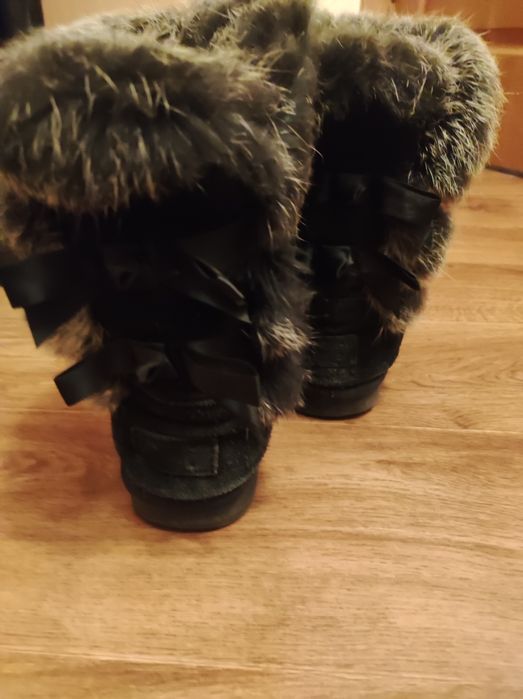 Натуральні Угі,мех кролік.Розмір 36.