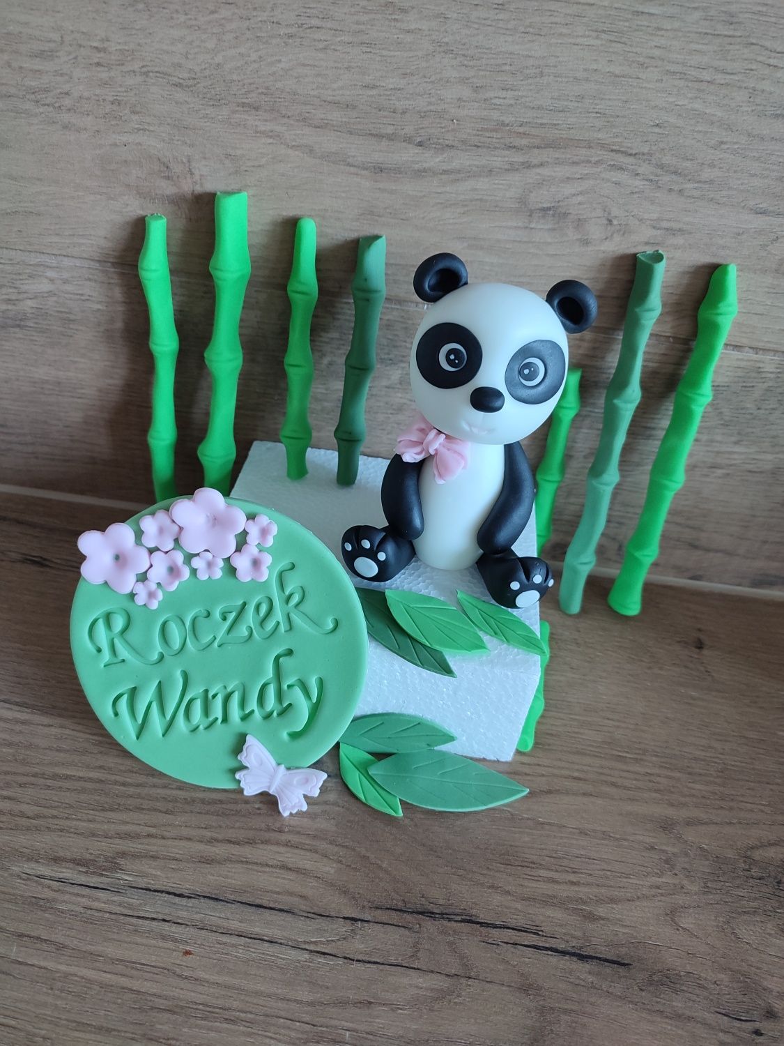 Panda bambusy i tabliczka z imieniem z masy cukrowej dekoracja na tort