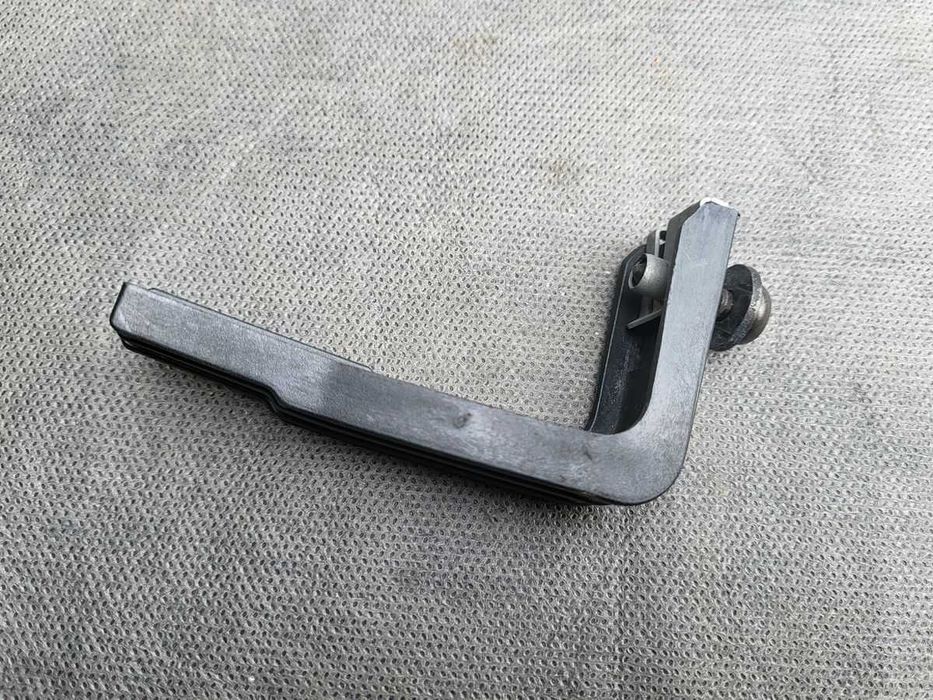 AUDI A8 D3 uchwyt , mocowanie reflektora .