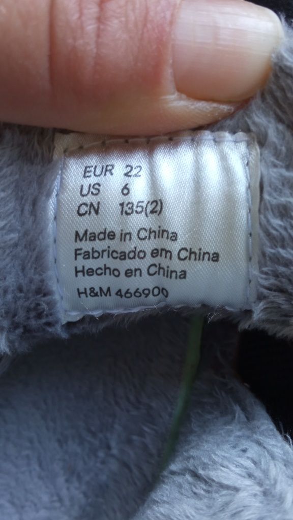 Czarne buty wyższe za kostkę o ocieplane botki HM 22