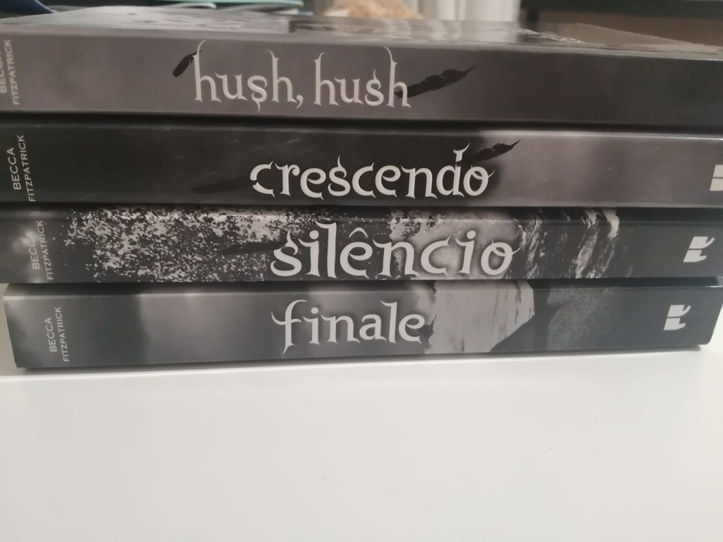 Coleção de livros da Série Hush Hush