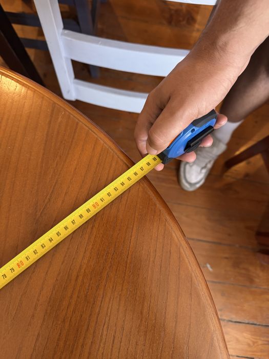 Mesa redonda de madeira maciça – 95 cm – em bom estado