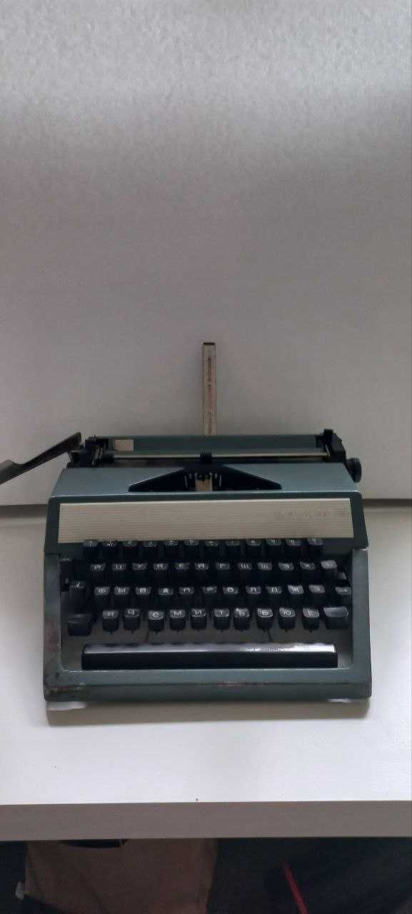 Печатная машинка «Москва  модель-8м» в чемодане-чехле