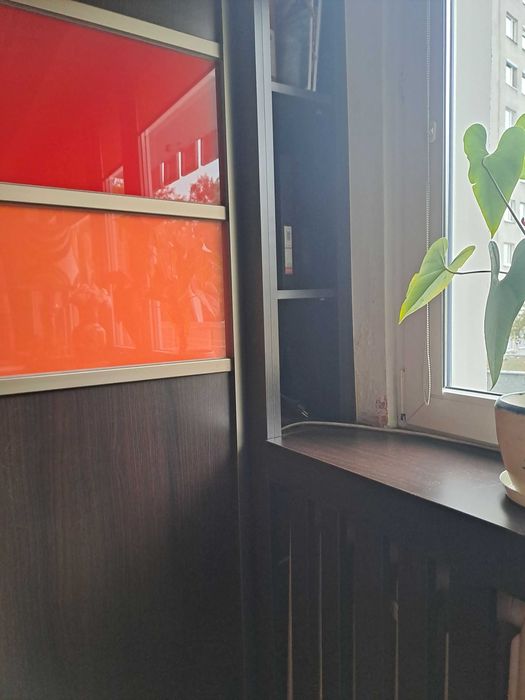 Piękna szafa komadora z drzwiami rozsuwanymi