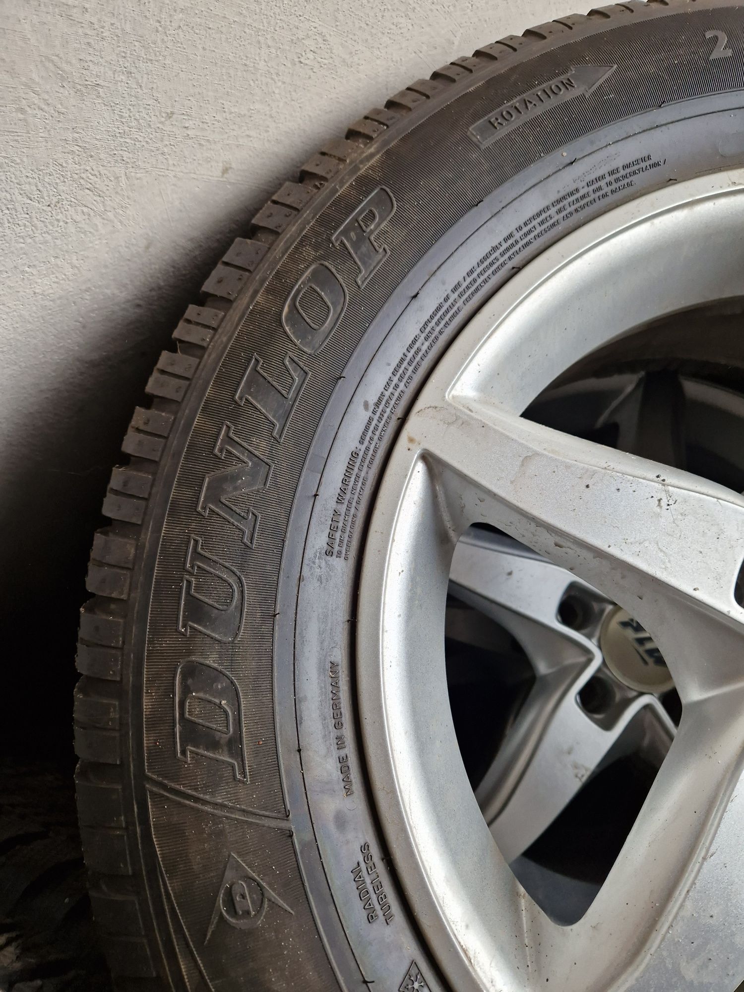 Koła zimowe Audi Q5 235/65R17 Dunlop 8mm 15r.  A0