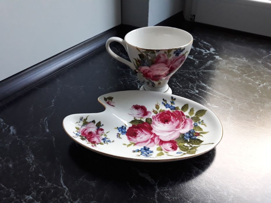 Stara angielska filiżanka w róże.