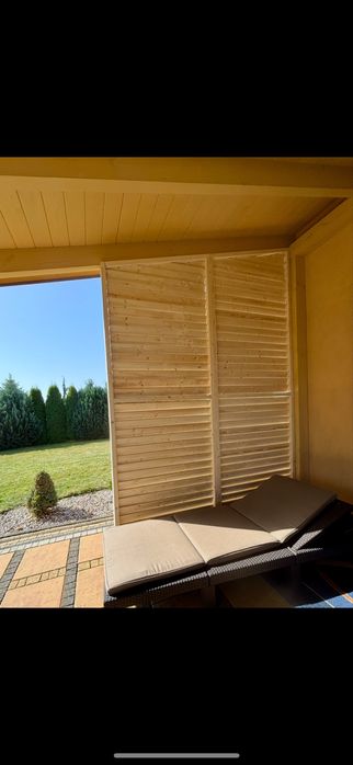 Żaluzje drewniane ruchome deseczki zabudowa tarasów altanek i balkonów