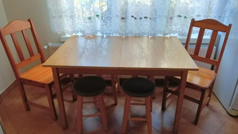 Stół rozkładany z krzesłami i taboretami
